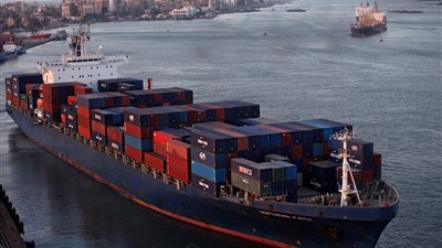 قناة السويس تشهد عبور 44 سفينة بحمولة 2.6 مليون طن