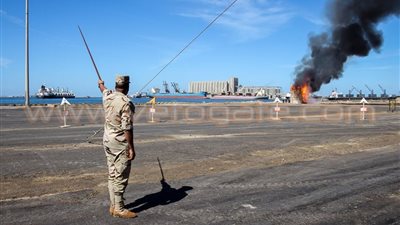 بالصور.. مناورة عملية بميناء دمياط لمواجهة الحريق والانفجارات