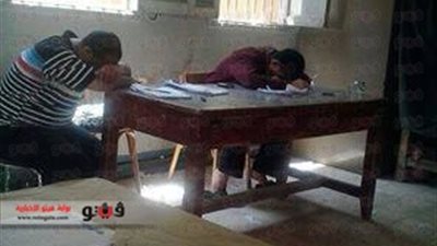 بالصورة.. موظفان نائمان داخل لجنة انتخابية بسبب ضعف الإقبال