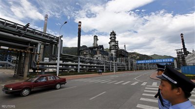 النفط يتراجع بفعل صعود الدولار ومخاوف من تخمة المعروض