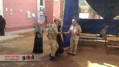 بالفيديو والصور.. عجوز تدلي بصوتها في الانتخابات الرئاسية بأسيوط