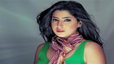 تفاصيل إلغاء فيلم «قمر من بعيد» لأيتن عامر