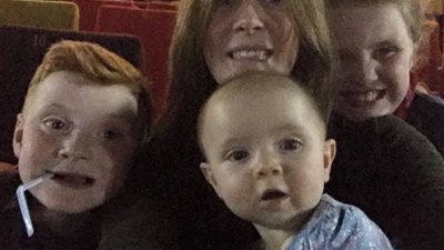 بالصور.. لقطة مرعبة لشبح يظهر خلف عائلة في السينما