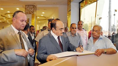 بالصور.. محافظ القليوبية يتفقد تطوير شركة بيع المصنوعات ببنها