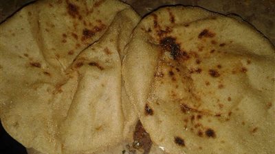 رغيف العيش مخلوط بالحصى والرمال في الغردقة