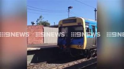 بالفيديو والصور.. متهوران يتعلقان بقطار متحرك