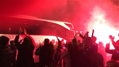 بالفيديو.. جماهير أتلانتا تحتفل بالفوز على نابولي بالشماريخ