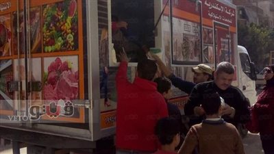 بالصور.. إقبال أهالي عزبة المراغي على سيارات المجمعات الاستهلاكية