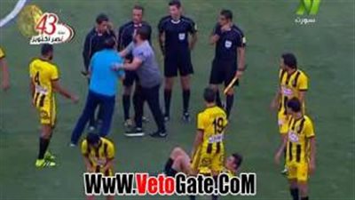 بالفيديو.. اشتباك المدير الفني للمقاولون مع حكم لقاء طلائع الجيش