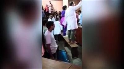 بالفيديو.. «خناقة» بين 150 طبيبا في مستشفى أرجنتيني