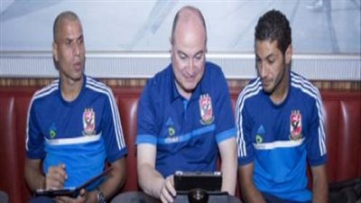 الخوف يسيطر على الجهاز الفني للأهلي لانشغال اللاعبين بالأحداث السياسية