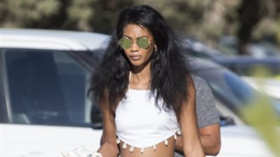 بالصور.. شانيل إيمان تخطف الأنظار بالبكيني في إيبيزا