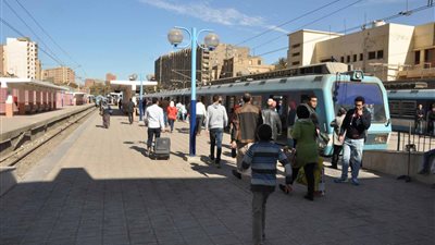 شرطة النقل تعيد طفل لوالدته بعد فقدانه بمحطة مترو عين حلوان