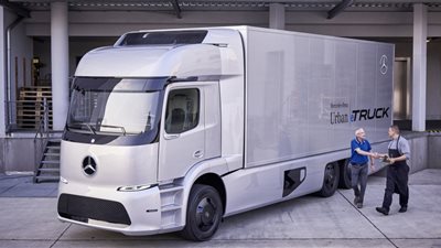 مرسيدس تصمم شاحنات تحمل 25 طنا تعمل بالكهرباء