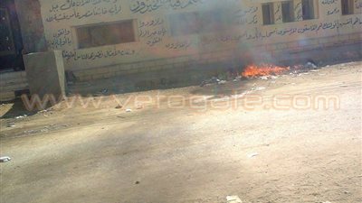بالصور.. سور مدرسة قحافة الابتدائية بالفيوم يتحول إلى مقلب قمامة