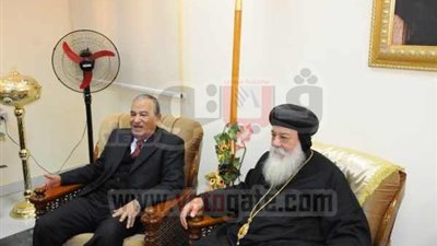 بالصور.. محافظ أسوان يشارك الأقباط احتفالاتهم