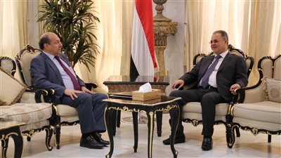 وزير الخارجية اليمني يلتقي السفير المصري لبحث العلاقات بين البلدين