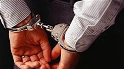 ضبط موظف بحي شبرا لتخصيصه وحدات سكنية بعقود مزورة