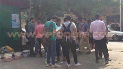 بالصور.. التوتر والقلق يخيم على طلاب الثانوية العامة بشبرا مصر