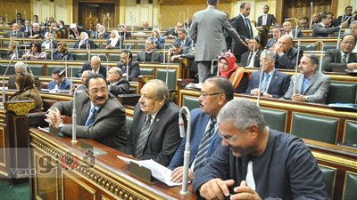 بالصور.. نواب البرلمان ينشغلون بالتليفونات أثناء مناقشة أزمة النازحين