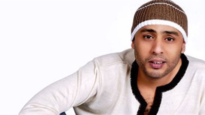 «محمود عبد المغنى» يؤدى العمرة لوالدته