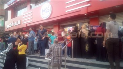 بالصور.. زحام أمام هايبر الشرقية في أول أيام افتتاحه لتوافر السكر