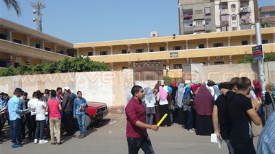 بالصور.. قلق بين طلاب الثانوية العامة قبل دخول الامتحانات بالقليوبية
