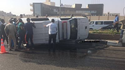 انقلاب سيارة مرور وإصابة سائقها في طريق ناصر في السويس