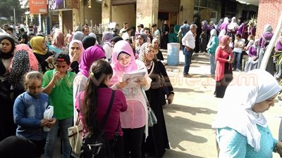 بالصور.. «قس» يدعو لطلاب الثانوية العامة أمام مدرسة الظاهر