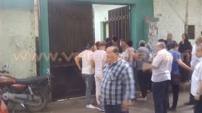 بالصور.. تفتيش طلاب الثانوية العامة ذاتيا قبل دخول اللجان