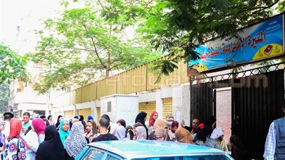 بالصور.. قلق الأمهات وبكاء الطالبات أبرز المشاهد أمام لجان الثانوية