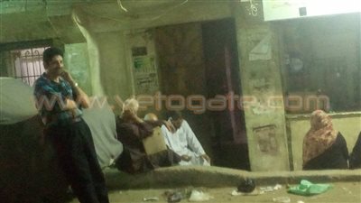 بالصور.. زحام أمام أحد المحال التموينية في شبرا الخيمة لعدم وجود سكر