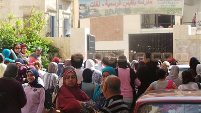 بالفيديو.. تجمع أولياء أمور طلاب الثانوية أمام لجان الإسكندرية