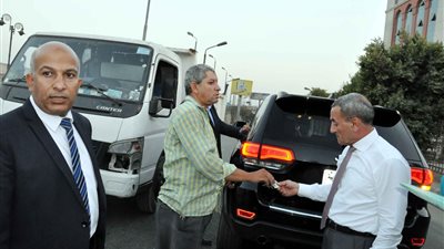 بالصور.. محافظ القليوبية يضبط 21 سيارة تسير عكس الاتجاه بشبرا