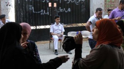 انهيار والد طالب أمام لجنة «بولاق أبو العلا» لوصوله متأخرا