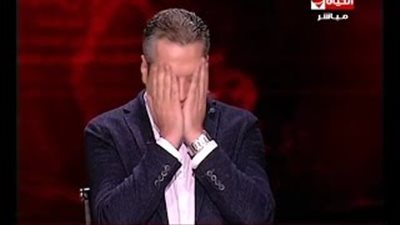 بالفيديو.. تامر أمين يقبل يد ورأس أم أحد الشهداء