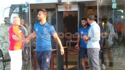 بالصور.. لاعبو الأهلي يتوجهون لاستاد برج العرب