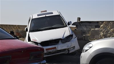 إصابة شخصين في انقلاب «تاكسي» أمام القرية الذكية