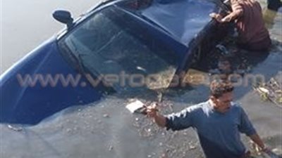 بالصور.. إصابة شخص في انقلاب سيارة بترعة بالشرقية