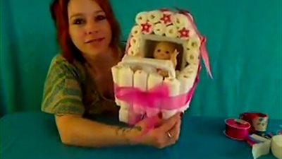 بالفيديو... اصنعى عربة أطفال لابنتك