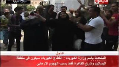 بالفيديو.. رقص الشباب والسيدات أمام اللجان 