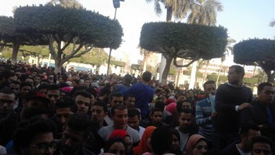 بالصور.. تكدس الطلاب على كوبري جامعة القاهرة تزامنا مع حفل عمرو حسن