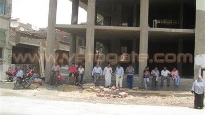 بالصور.. أولياء أمور طلاب الثانوية العامة ينتظرون أمام لجان بني سويف