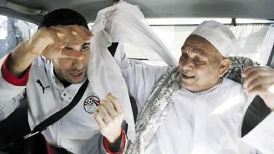 بالفيديو.. علاقة أبو تريكة بوالده الراحل.. يعتبره القدوة والمثل الأعلى.. يفتخر بعمله «جنايني».. أهلاوية الأب سبب حب الماجيكو للأحمر.. وصدمة للقديس بعد تلقيه خبر الوفاة