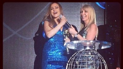 بالصور.. كارول سماحة تتسلم جائزة خاصة من 