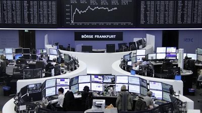 أسهم أوروبا تهبط لأدنى مستوى في شهر