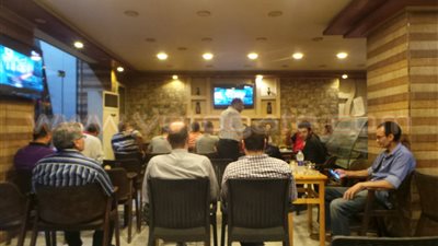 بالصور.. مقاهي الإسكندرية تستعد لاستقبال مشجعي قطبي الكرة المصرية