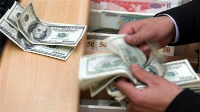 3 أزمات بعد تراجع الاحتياطي النقدي للبنك المركزي.. ارتفاع أسعار الدولار في السوق السوداء «حتمي»..السيولة تضع الدولة في أزمة..ارتفاع جديد لأسعار السلع.. وخبيرة: تحرير الجنيه أحد الحلول