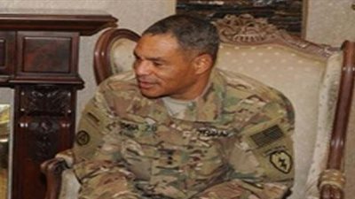 قائد القوات البرية الأمريكية يصل مطار القاهرة