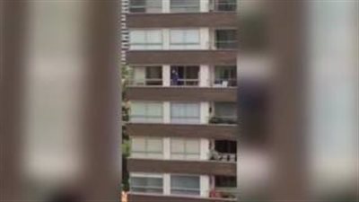 بالفيديو.. خادمة تخاطر بحياتها وتقف على حافة نافذة بالطابق الـ14 لتنظيفها